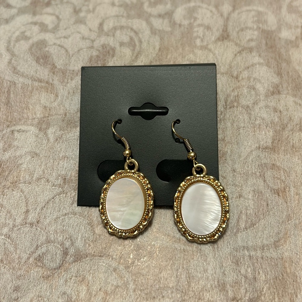 EARRINGS (NWOT)